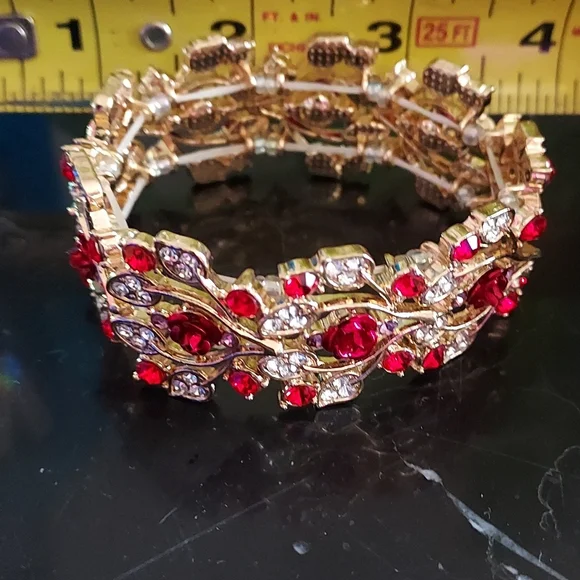 Rhinestones and Roses 🌹  goldtone bracelet,  vintage, EUC - Picture 5 of 9